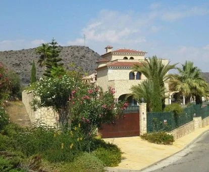 Edificio en el que se encuentra este maravilloso apartamento en un entorno natural tranquilo para descansar.