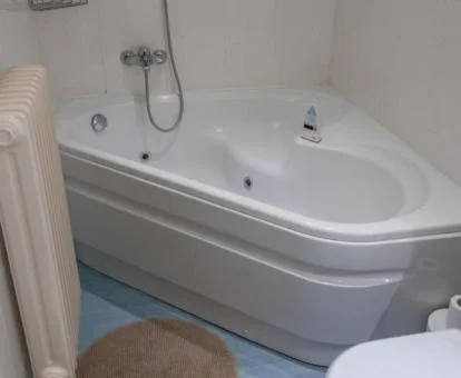 Baño con bañera de hidromasaje privada de este acogedor apartamento.