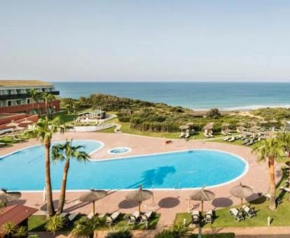 Amplias zonas exteriores con piscina exterior y vistas al mar de este hotel con encanto.