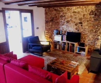 Interior de esta preciosa casa de estilo rústico para parejas.