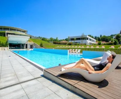 Mujer disfrutando del buen tiempo en los exteriores de este precioso hotel.