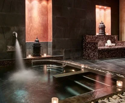 Zona de aguas de este acogedor centro de spa.