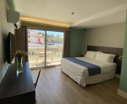 Una de las cómodas habitaciones con terraza amueblada y vistas a los alrededores.