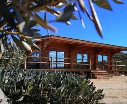 Hermosa casa de madera independiente en un entorno rural tranquilo para descansar.