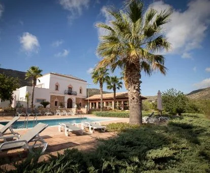 Hermoso hotel rural con piscina rodeado de vegetación en un tranquilo entorno para explorar.