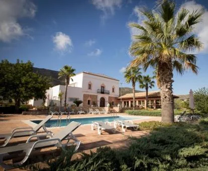 Hotel con encanto con piscina exterior y amplias zonas al aire libre.
