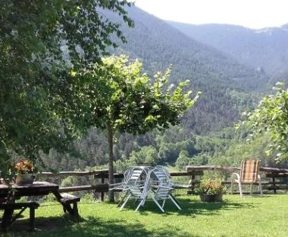 Zona exterior con mobiliario y vistas a la naturaleza de este alojamiento solo para adultos.