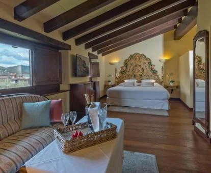 Una de las hermosas habitaciones dobles con zona de estar y vistas a los alrededores del hotel.
