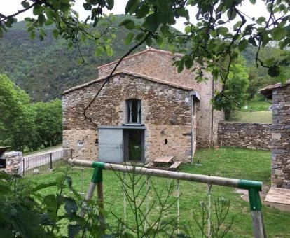 Preciosa casa de campo de dos dormitorios de este establecimiento rural rodeado de vegetación.