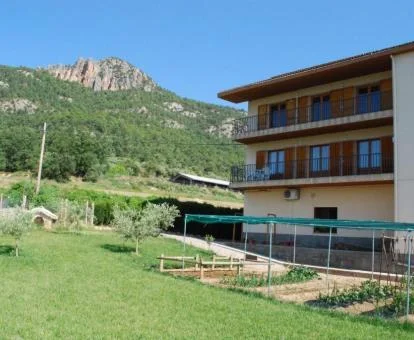 Edificio de este hotel tradicional con vistas a las montañas