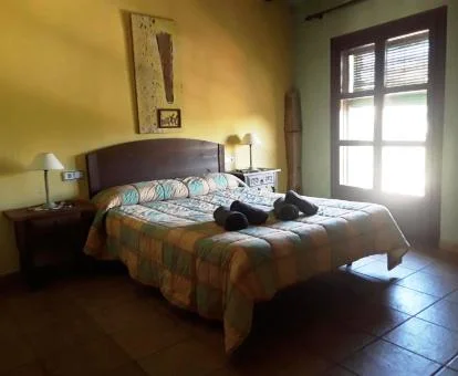 Una de las coquetas habitaciones de estilo tradicional de este establecimiento rural.