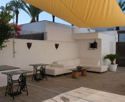 Uno de los espacios exteriores de uso compartido del alojamiento.