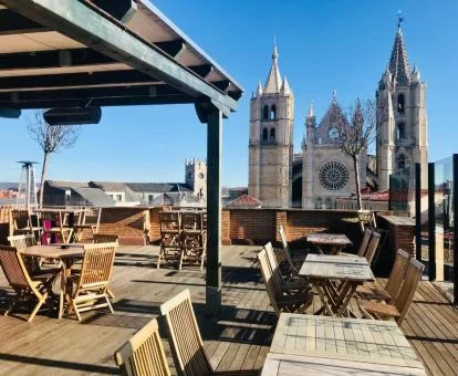 Terraza amueblada de este hotel romántico con fabulosas vistas a la catedral.