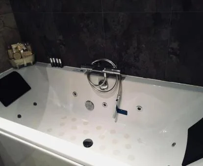 Amplio jacuzzi privado de este coqueto apartamento.