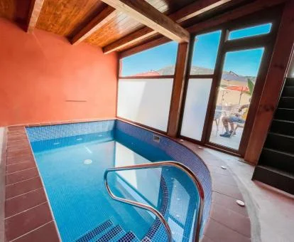 Acogedora zona de bienestar con piscina cubierta de este hotel romántico.