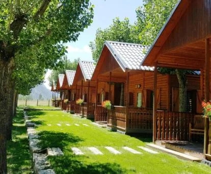 Preciosas cabañas de madera con amplia zona ajardinada de este camping rural.