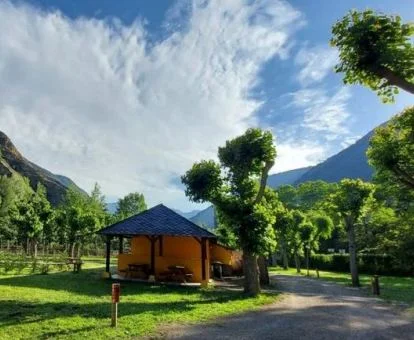 Instalaciones de este precioso camping con vistas a las montañas y alojamientos diferentes.