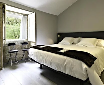 Una de las coquetas habitaciones de este hostal solo para adultos.