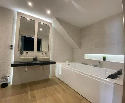 Amplio baño de la Suite Deluxe con bañera de hidromasaje de este precioso establecimiento.