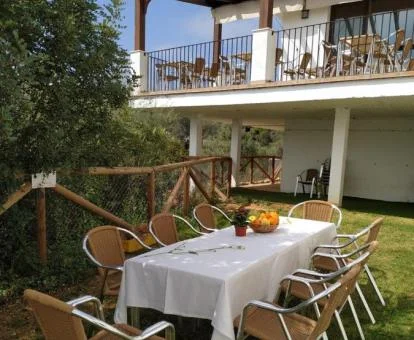 Edificio de este alojamiento rural con comedor exterior y jardín.