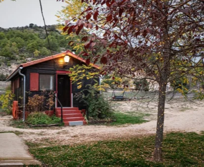 Acogedora cabaña independiente rodeada de naturaleza ideal para parejas.