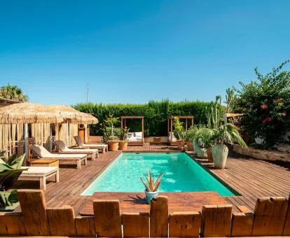 Agradable terraza con piscina y solarium de este hotel rural.