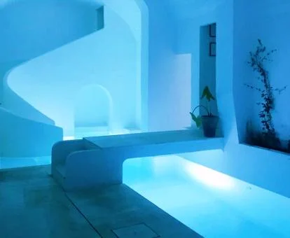 Piscina de las instalaciones de bienestar del hotel.