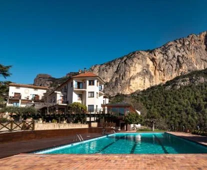 Hermoso edificio de este hotel boutique rodeado de naturaleza con piscina exterior.