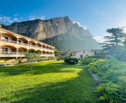 Hermoso hotel rural con grandes jardines a los pies de las montañas.