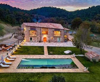 Acogedora zona de bienestar del hotel con piscina con chorros.