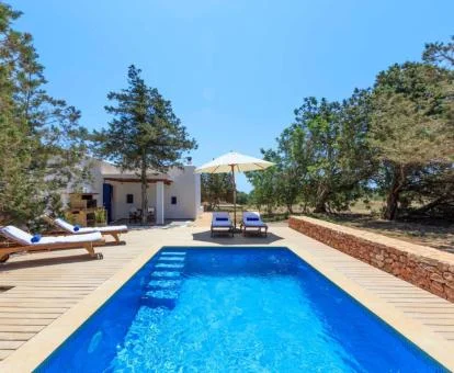 Bonitos exteriores con piscina de este precioso alojamiento rural.