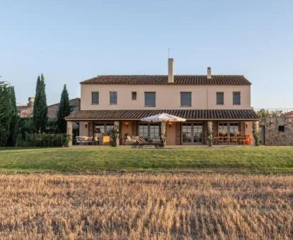 Edificio de este coqueto hotel boutique en un tranquilo entorno rural.