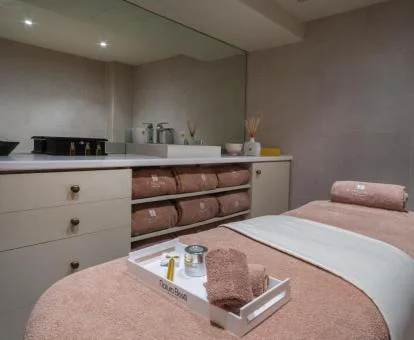 Sala para masajes y tratamientos del centro de bienestar del hotel.