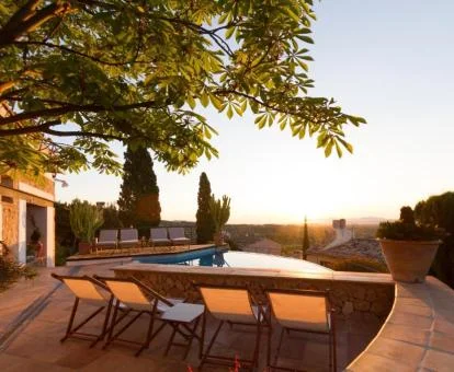 Agradable zona exterior con piscina y vistas de este hotel boutique.