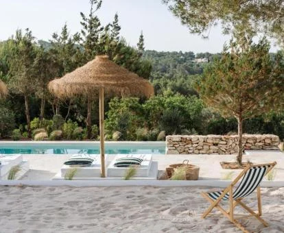 Agradable piscina rodeada de vegetación con solarium de este agroturismo.