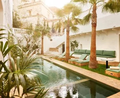 Agradable zona exterior con piscina y solarium de este coqueto hotel.