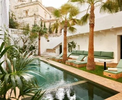 Patio interior con piscina y palmeras de este hotel con encanto.