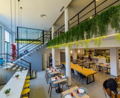 Interior de este hotel con encanto con amplia zona de bar y comedores.