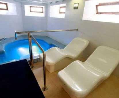 Zona de aguas del centro de bienestar del hotel.