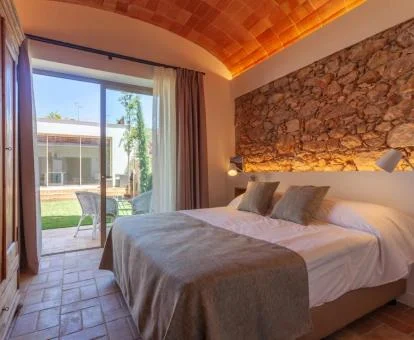 Una de las habitaciones de estilo tradicional con terraza privada del hotel.