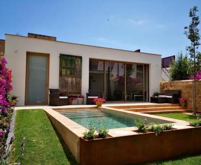 Preciosa zona exterior con piscina de este hotel romántico.