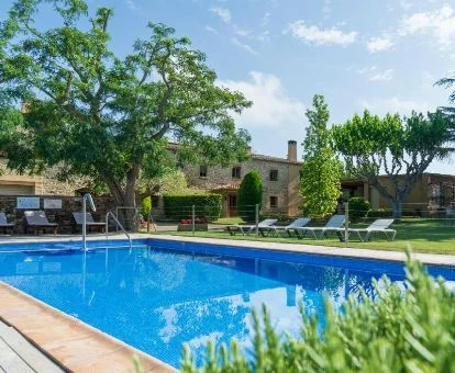 Edificio con amplios jardines y piscina exterior de este hermoso hotel rural.