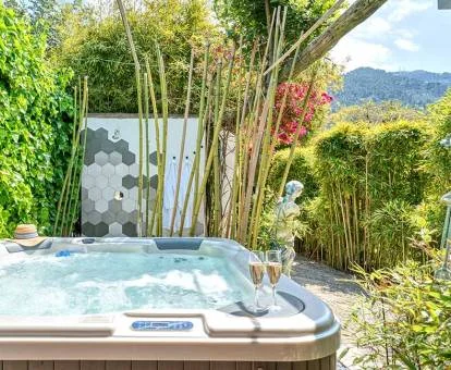 Jacuzzi exterior de la zona de bienestar del hotel.