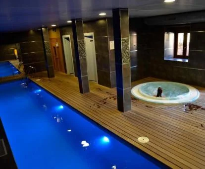 Instalaciones de bienestar del spa con jacuzzi y piscina cubierta.