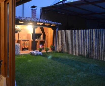 Patio con mobiliario exterior y zona de barbacoa de este establecimiento.