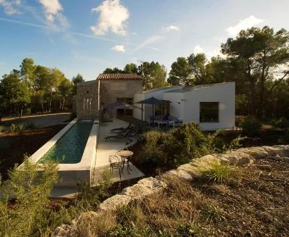 Hermosa villa independiente con piscina privada en un entorno rural.