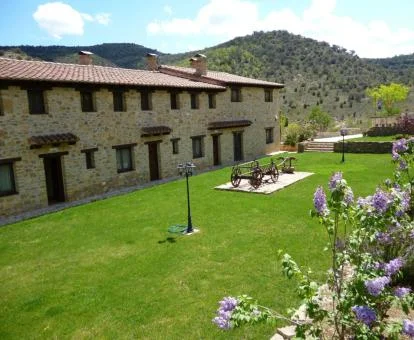 Encantador hotel rural con amplios jardines rodeado de naturaleza.