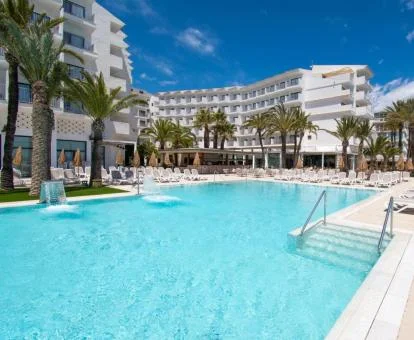 Hotel con encanto con gran piscina exterior.