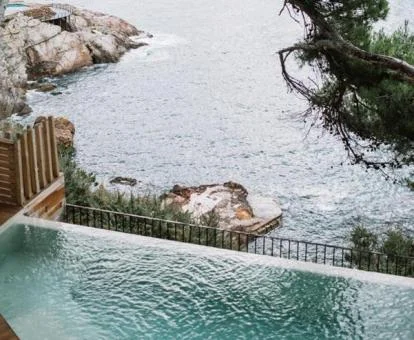 Piscina exterior con vistas al mar de este precioso hotel solo para adultos.