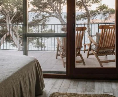 Una de las coquetas habitaciones con terraza y vistas al mar de este hotel romántico.